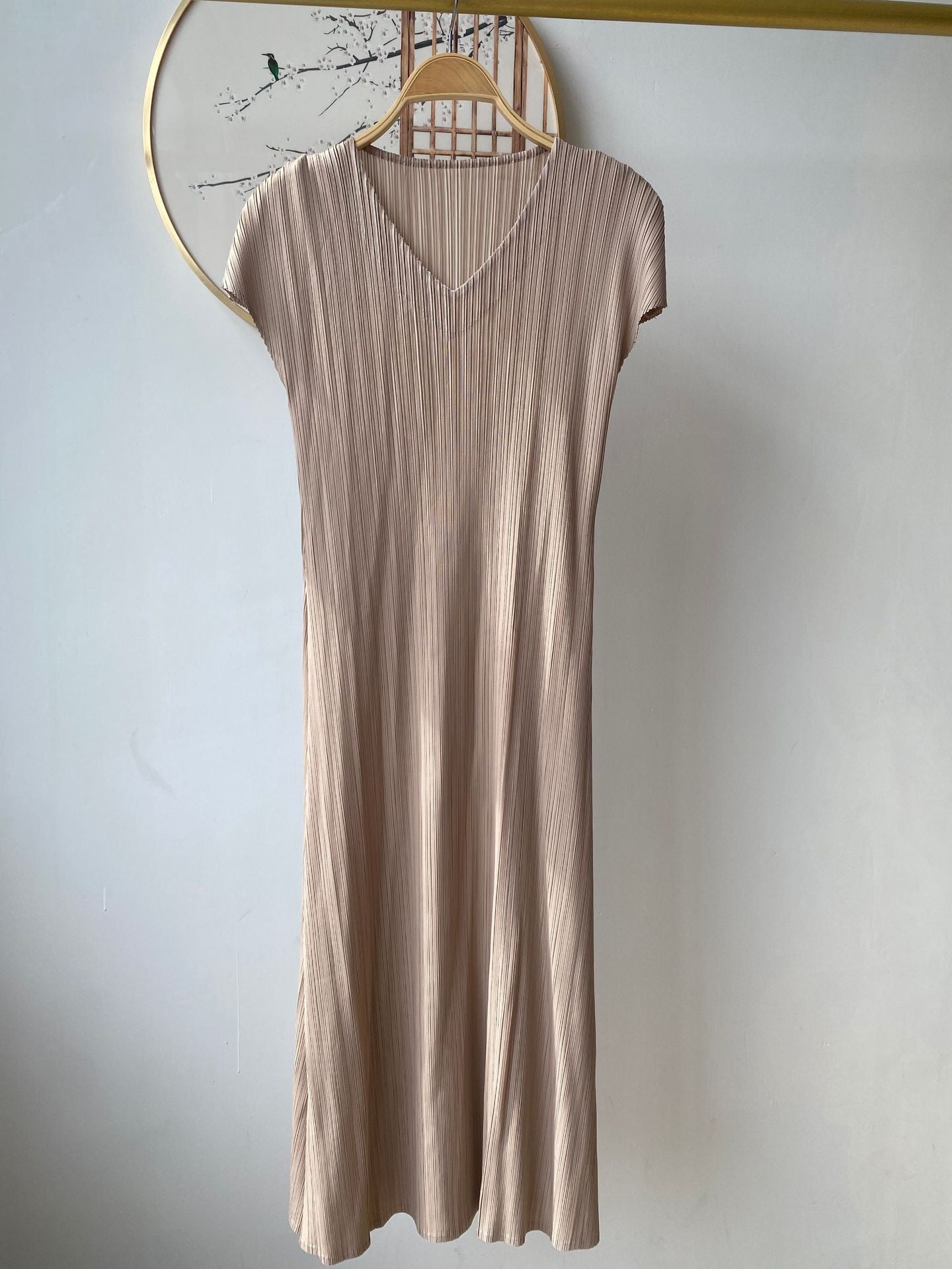 Elegant Fashion V-Neck Dress with Pleated Design Simple and Stylish, High-Quality Material