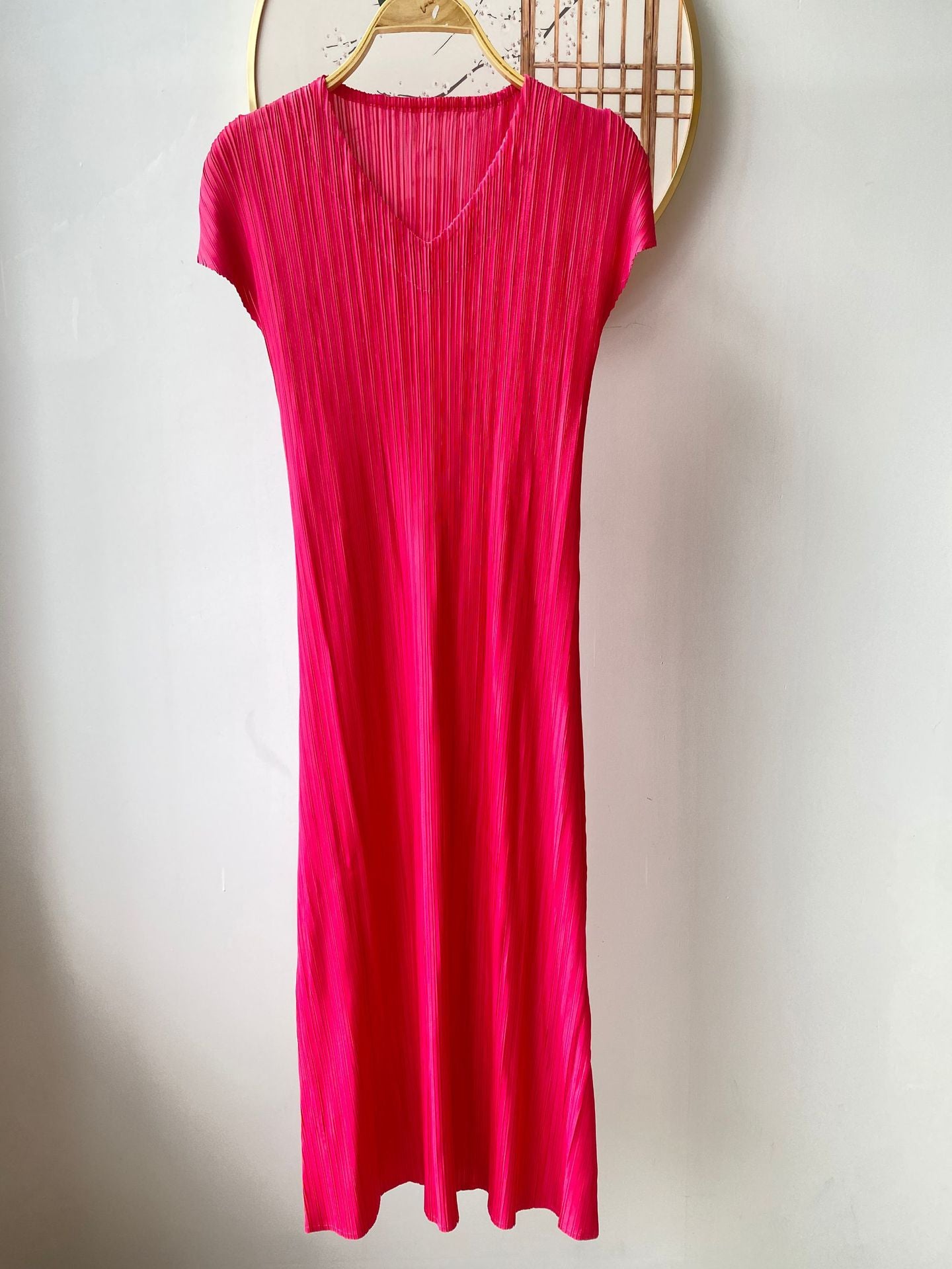 Elegant Fashion V-Neck Dress with Pleated Design Simple and Stylish, High-Quality Material