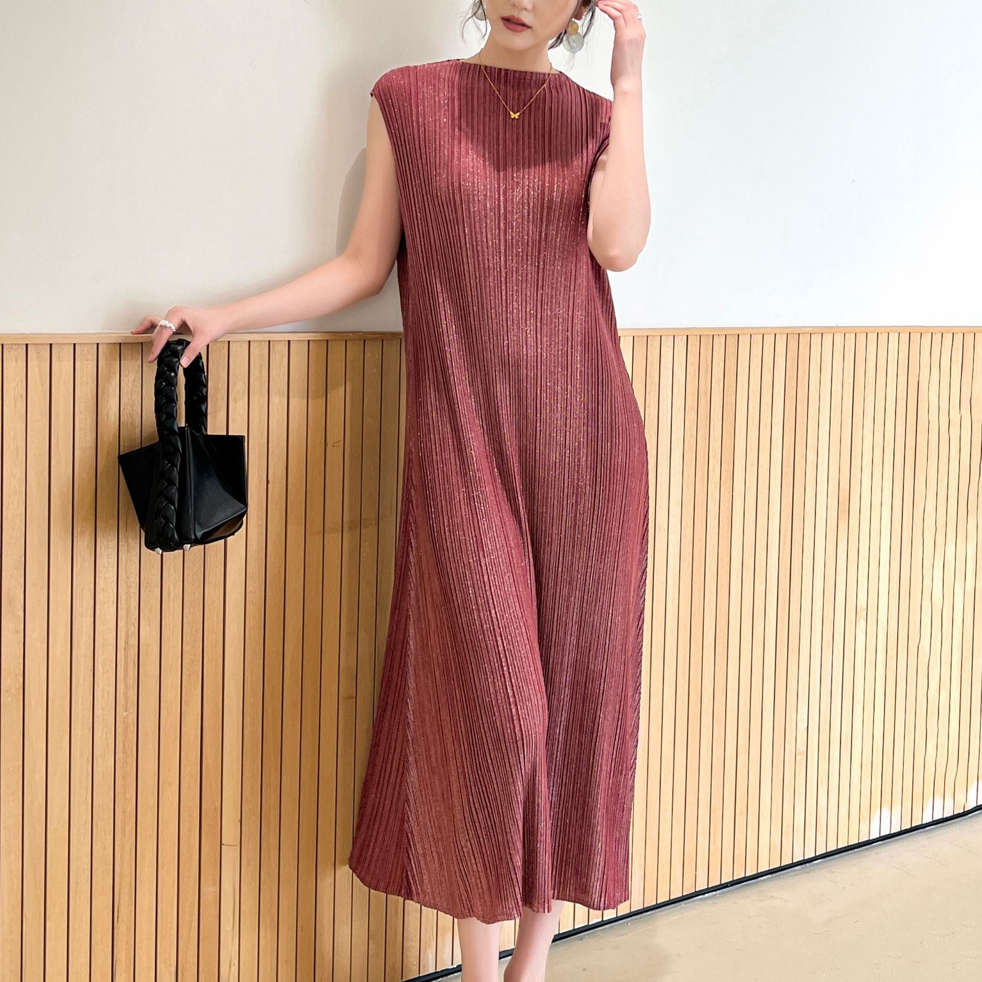 Elegant Pleated Dress with High-End Shiny Fabric Fashionable and Chic Summer Style One-Piece Dress