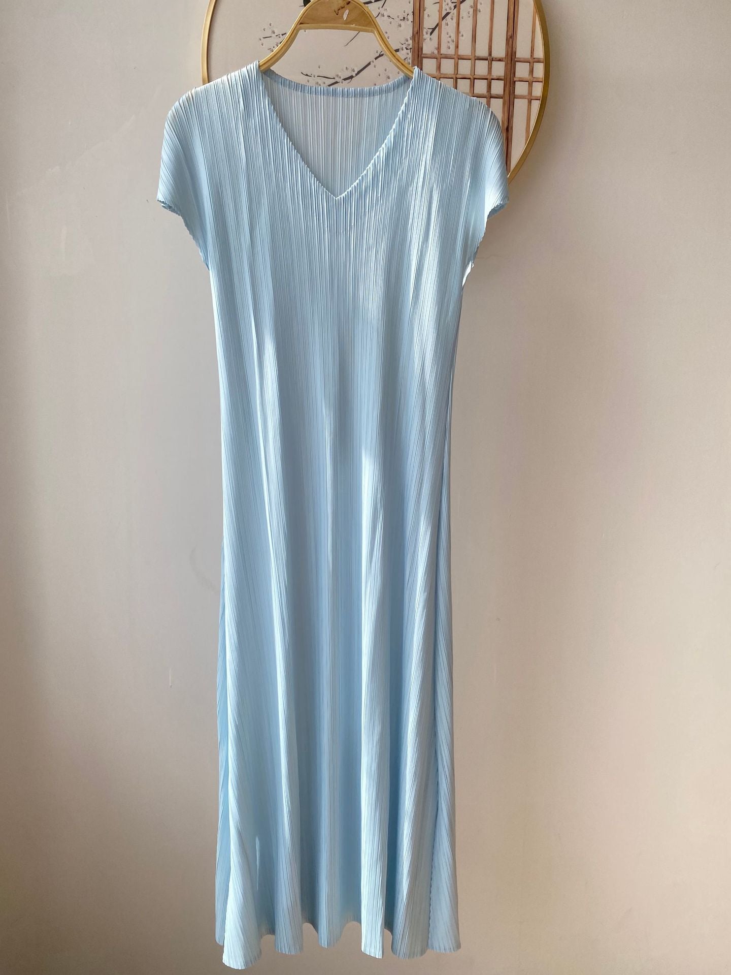 Elegant Fashion V-Neck Dress with Pleated Design Simple and Stylish, High-Quality Material