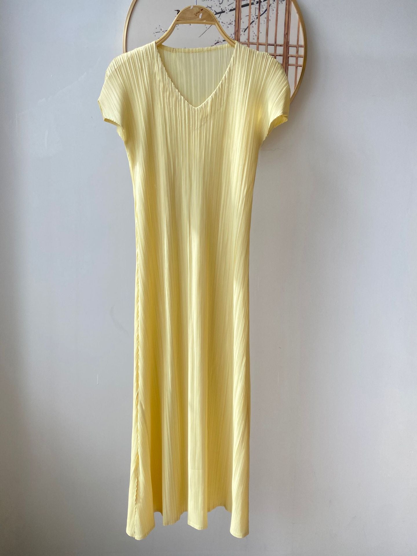 Elegant Fashion V-Neck Dress with Pleated Design Simple and Stylish, High-Quality Material